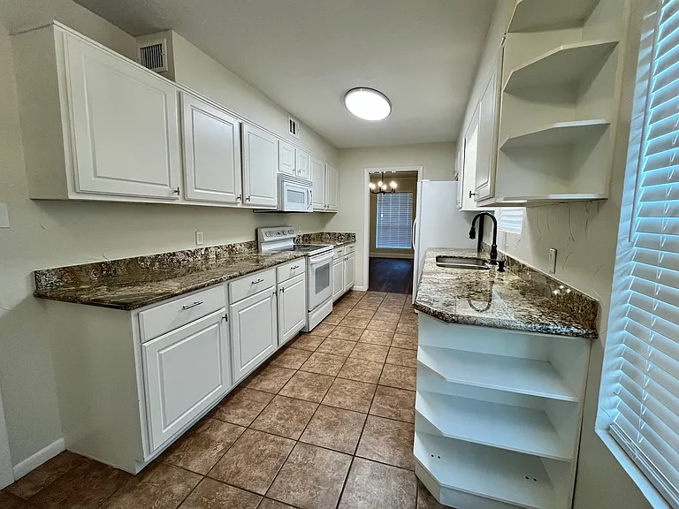 438 Georgetown St — Photo 10