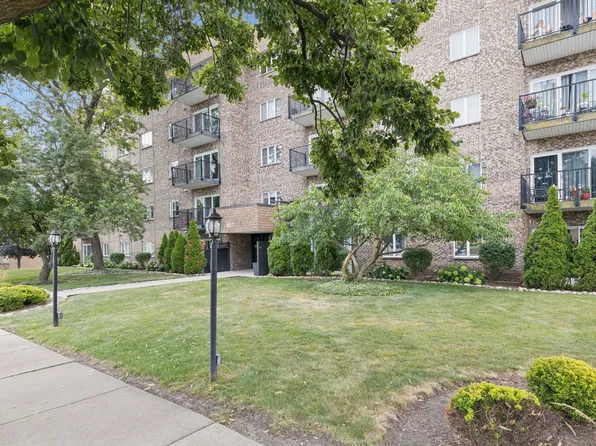 907 Curtiss St APT 304, Downers Grove, IL 60515