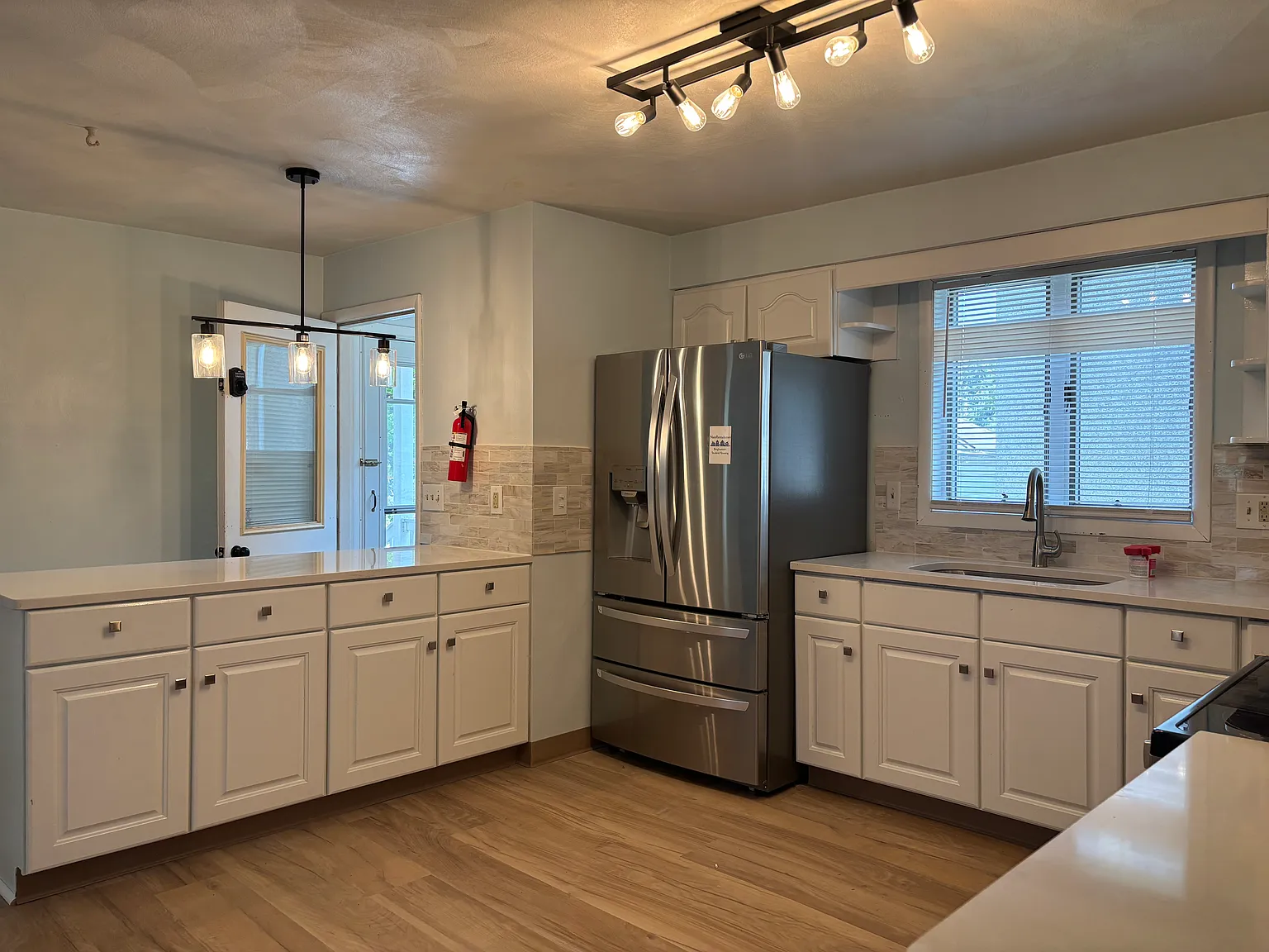6 bed, 2752 sqft, $5,070 — Photo 2
