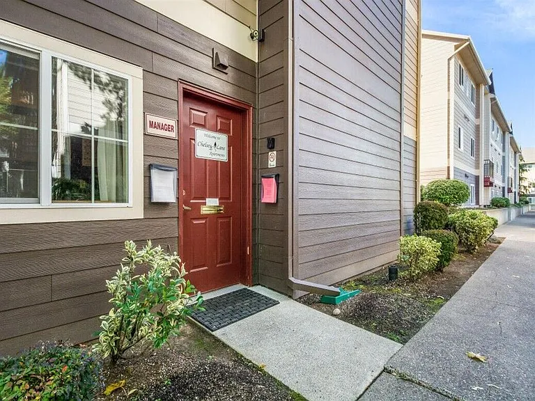 Chelsey Lane Apartments — Photo 16