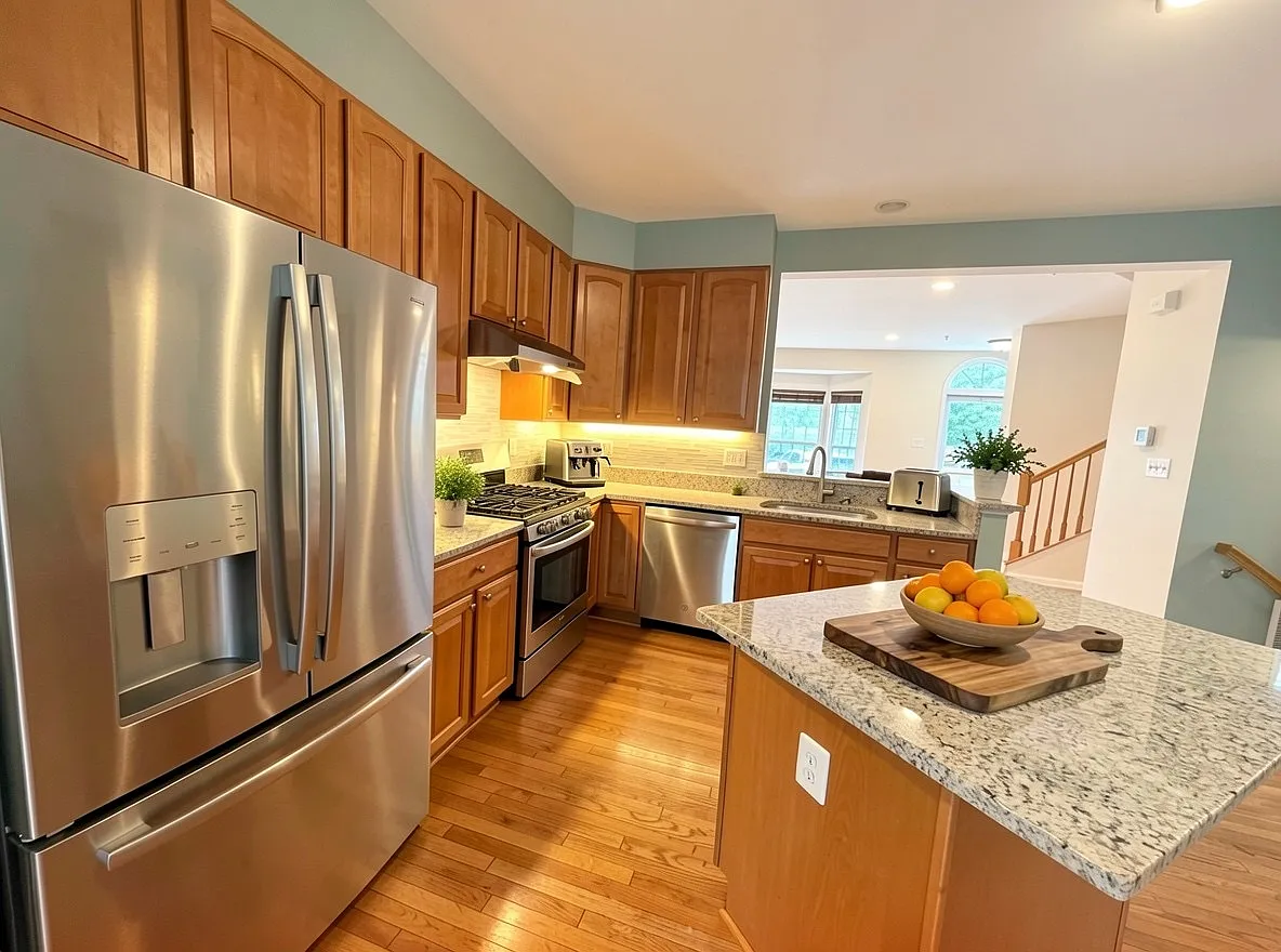 4 bed, 2652 sqft, $3,200 — Photo 2