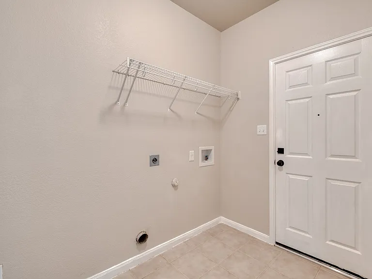 211 Hanstrom Dr — Photo 20
