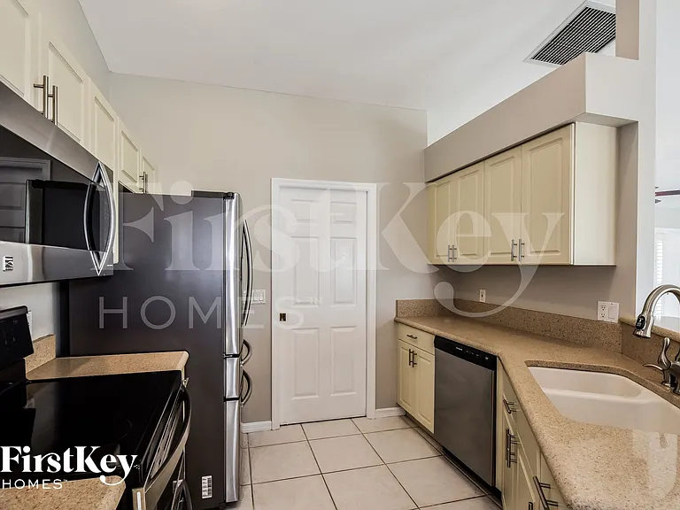 1017 SE 5th Ave — Photo 6