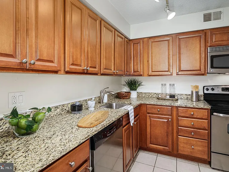 1420 Locust St #11D — Photo 5