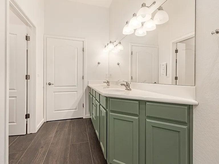 Bedroom 2 ensuite bath