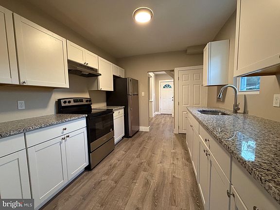 5th image of 215 Thomas Ave N