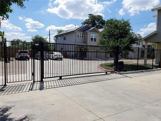 2 bed, 2.5 bath, 1401 sqft, $2,700 — Photo 3