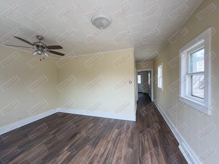 702 S Gillette Ave — Photo 5
