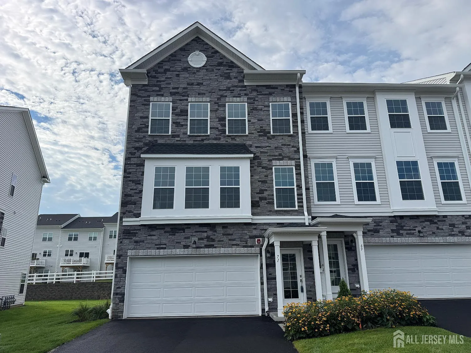 3 bed, 2.5 bath, 2464 sqft, $5,700 — Photo 2