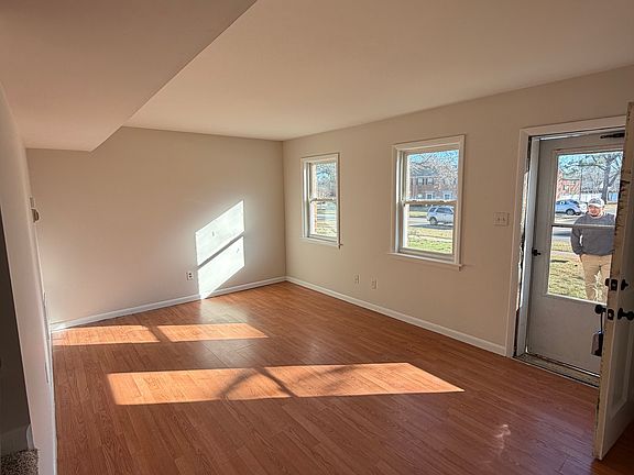 4th image of 3628 Meadowdale Blvd