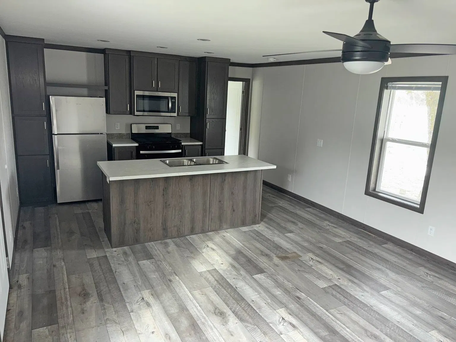 3 bed, 2.0 bath, 980 sqft, $1,195 — Photo 2