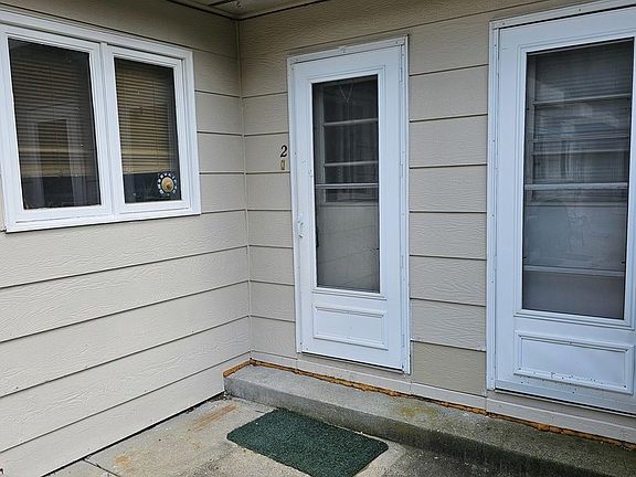 2nd image of 450 Lake Ave APT 2