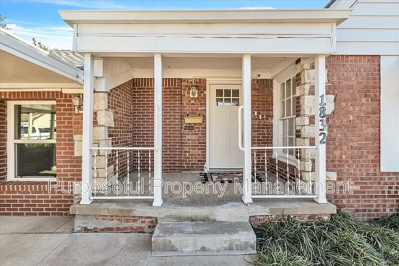 4 bed, 2.0 bath, 1690 sqft, $1,900 — Photo 3