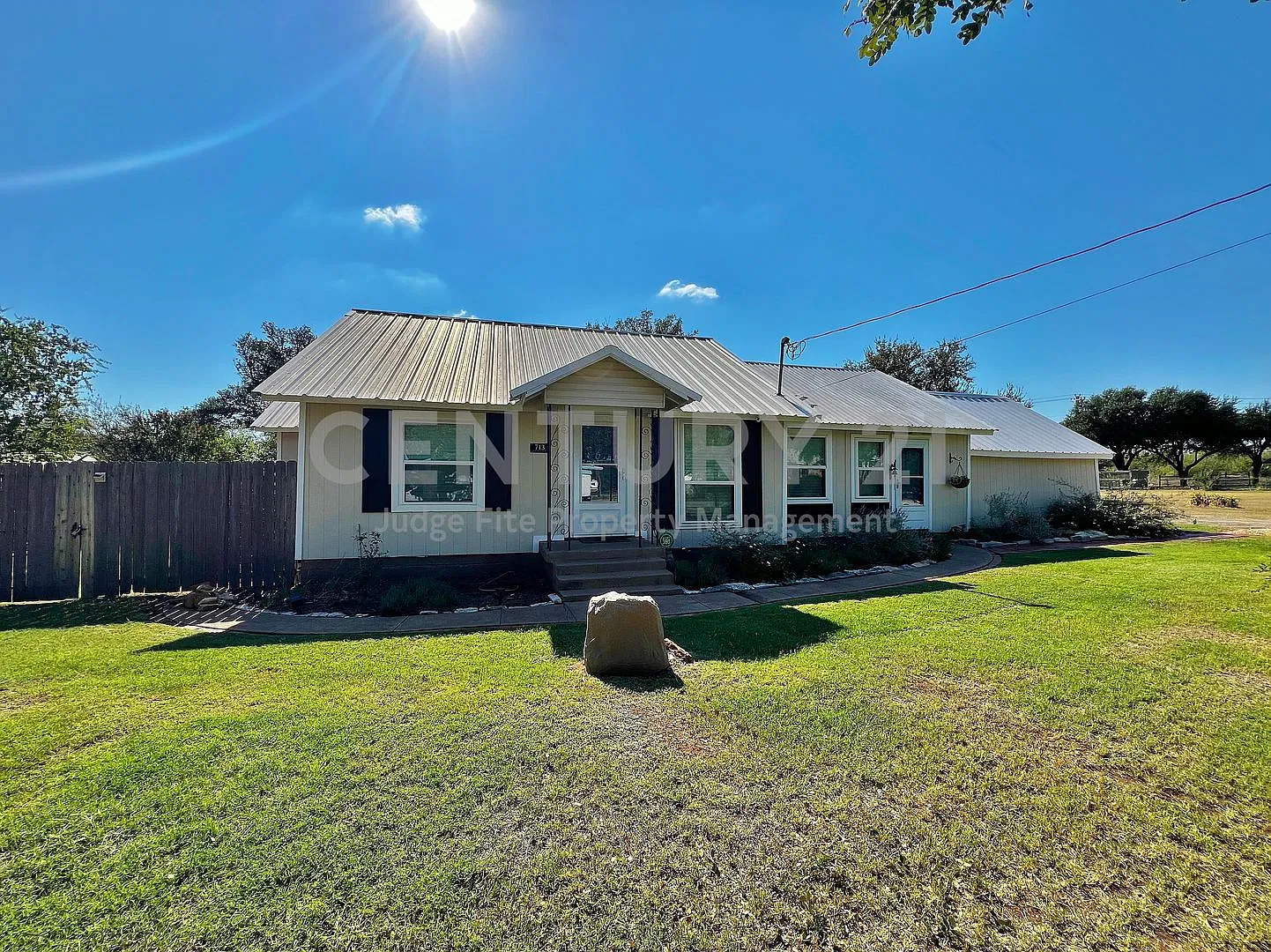 Beautifully Updated 2/1 Just Minutes From Granbury's Historic Square For Rent! — Photo 1