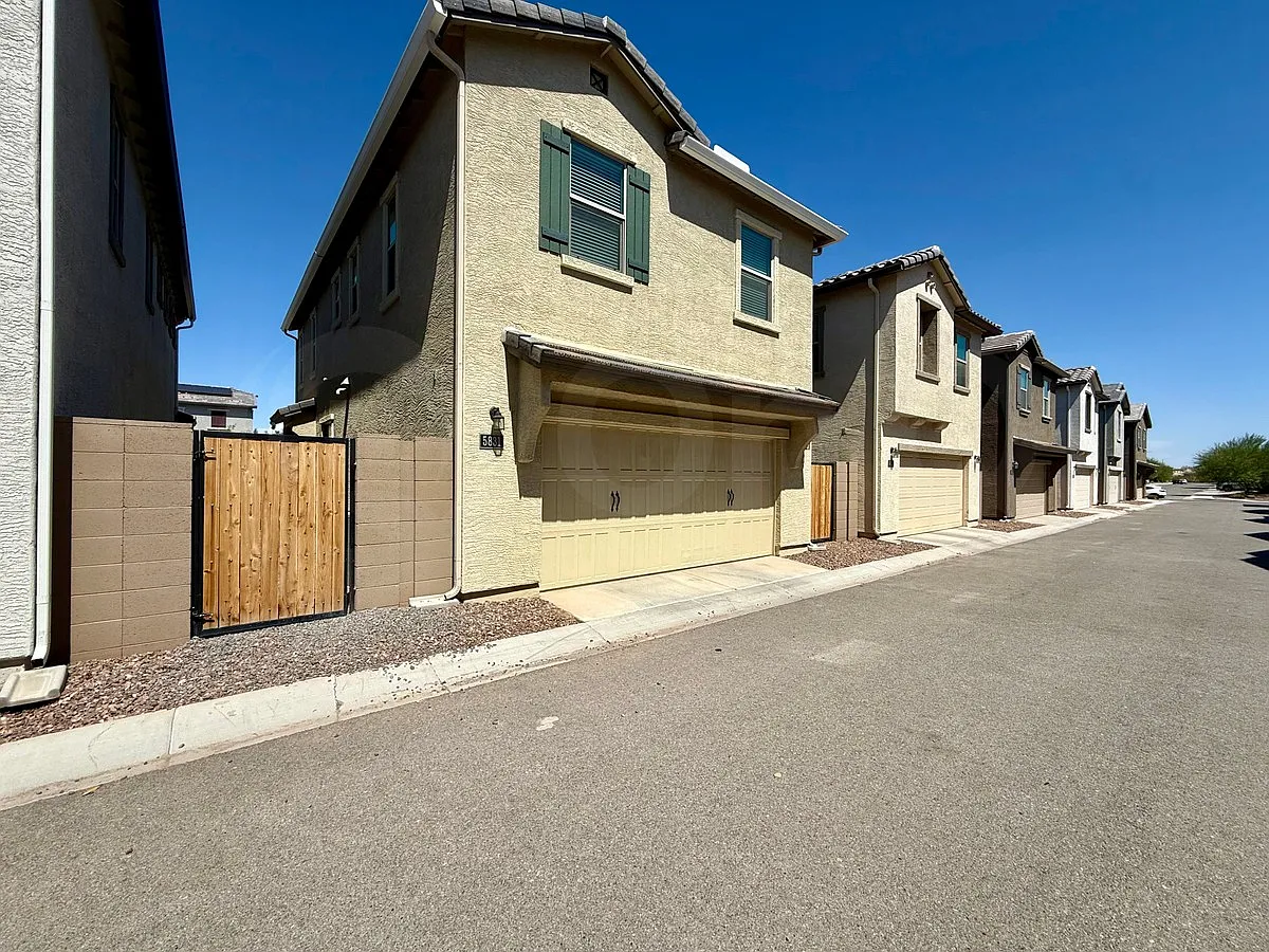 3 bed, 3.0 bath, 1463 sqft, $1,999 — Photo 1