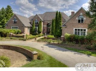 990 Collins Ct, Oakland, MI 48363