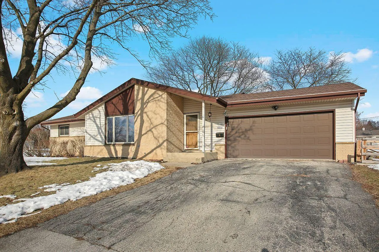 W184N8994 Maryhill Dr photo 1