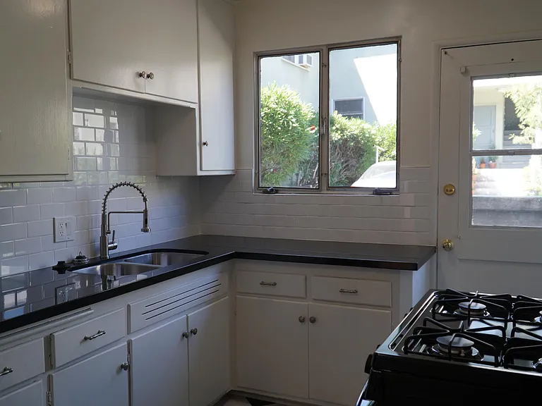 1021 N Sweetzer Ave #10 — Photo 9