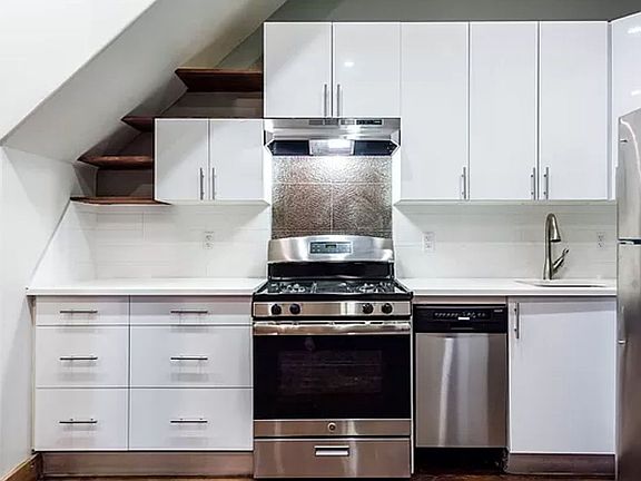 4th image of 758 Willoughby Ave APT 4