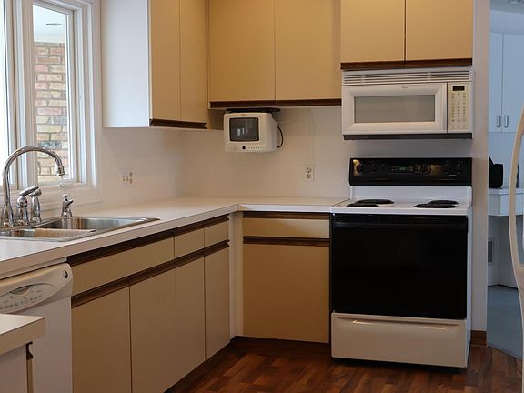 3rd image of 940 Carpenter Ave NW