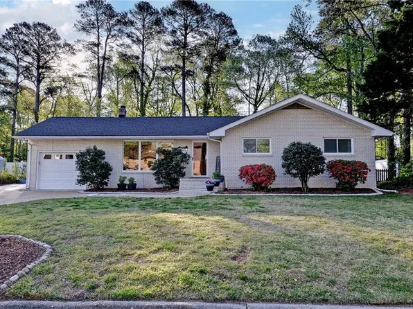 6 Hansom Dr, Poquoson, VA 23662