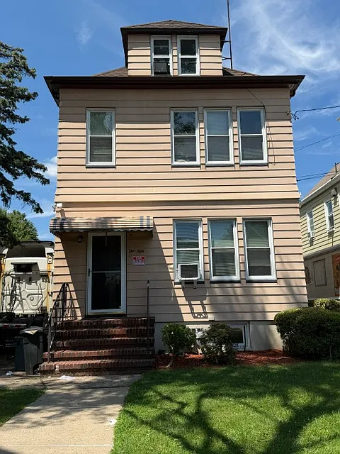 150-152 Blaine St — Photo 2