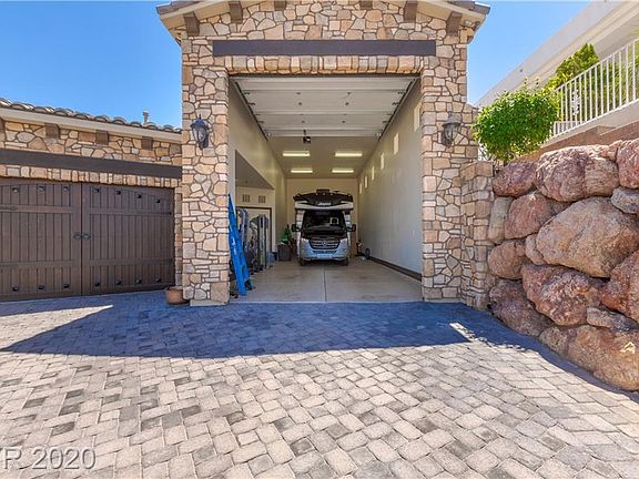 3rd image of 832 Temple Rock Ct