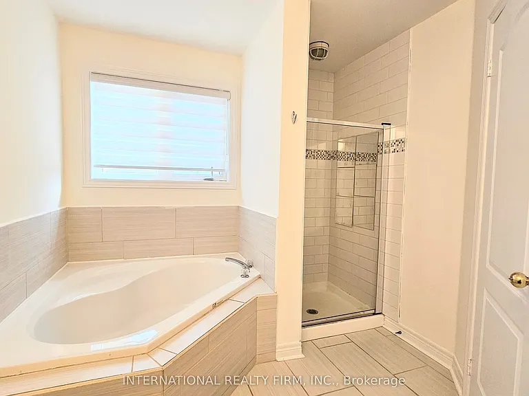 195 Warwick Cres — Photo 17