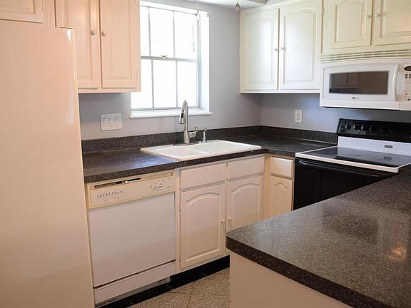 5th image of 881 Wax Myrtle Ln #A
