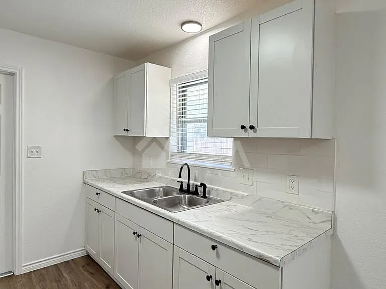 4907 Stoneleigh Dr — Photo 6