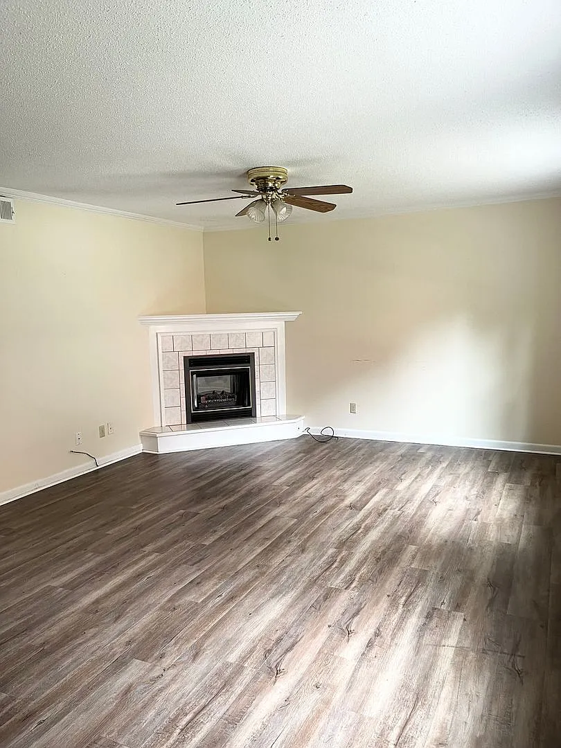 3 bed, 2.5 bath town home in Oglethorpe Place — Photo 2
