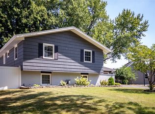 140 Ledgewood Dr, Rochester, NY 14615