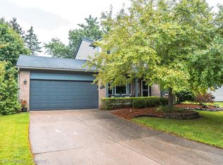 781 Forestberry Ct, Milford, MI 48381