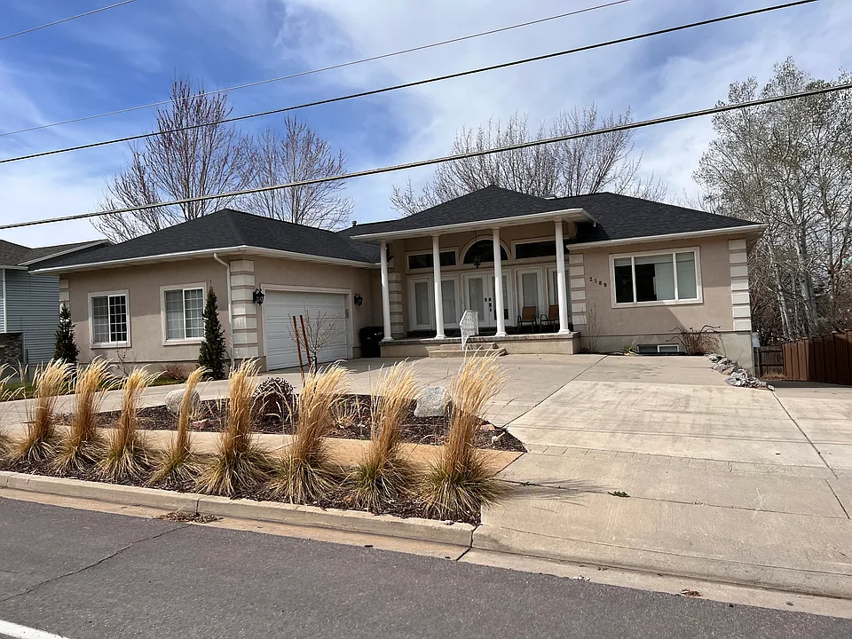2589 Iroquois Dr