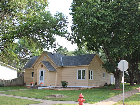2nd image of 902 Lincoln Ave