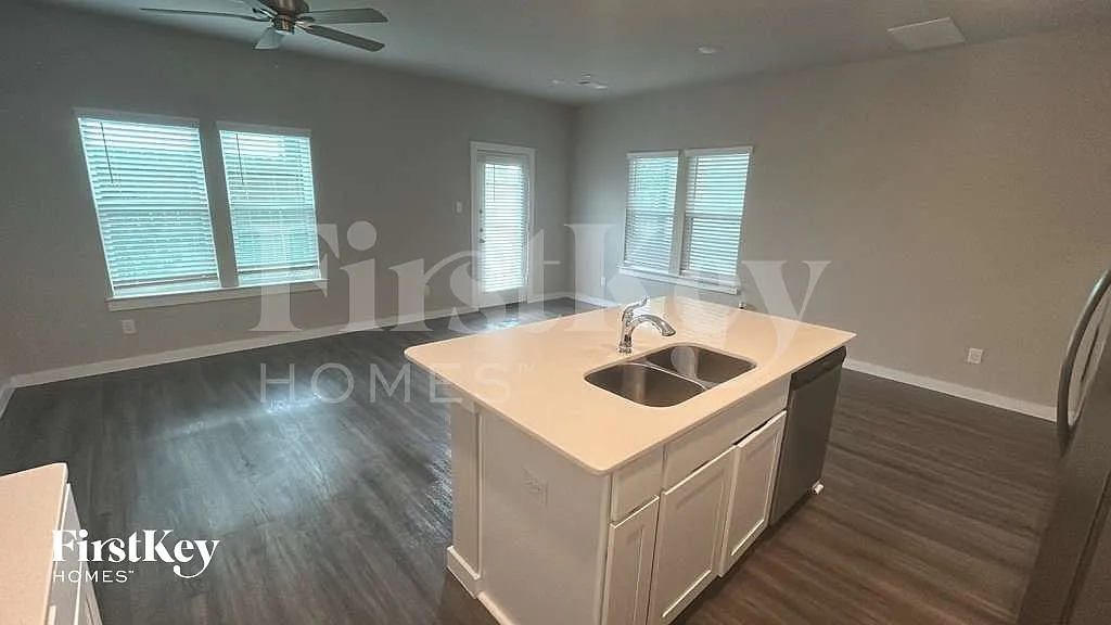 Building Photo - 446 S Centro Cir