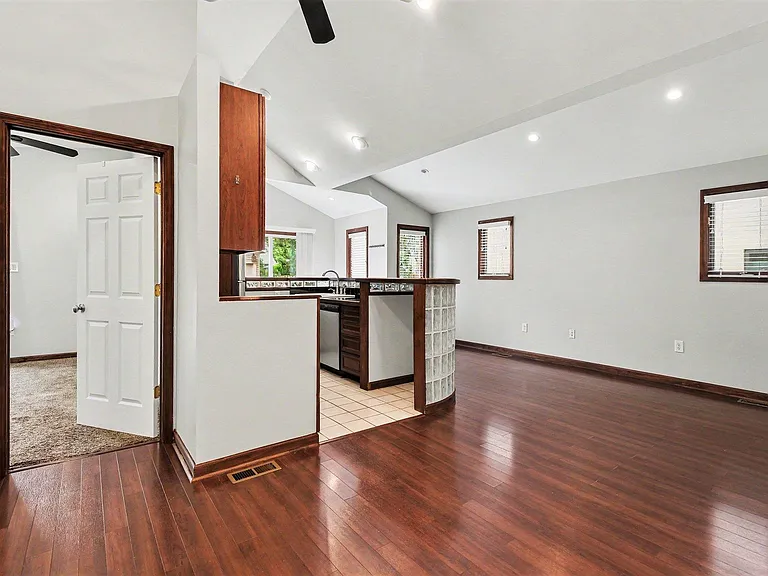 418 Austin Ave — Photo 18