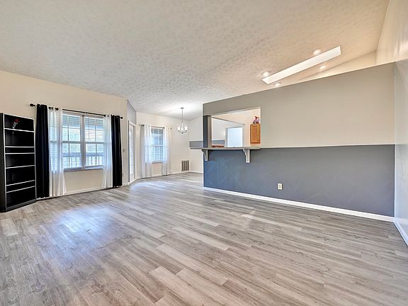 4th image of 30 Parkside Dr