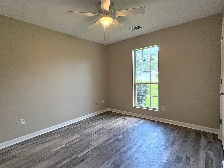 1404 Douglas St — Photo 16