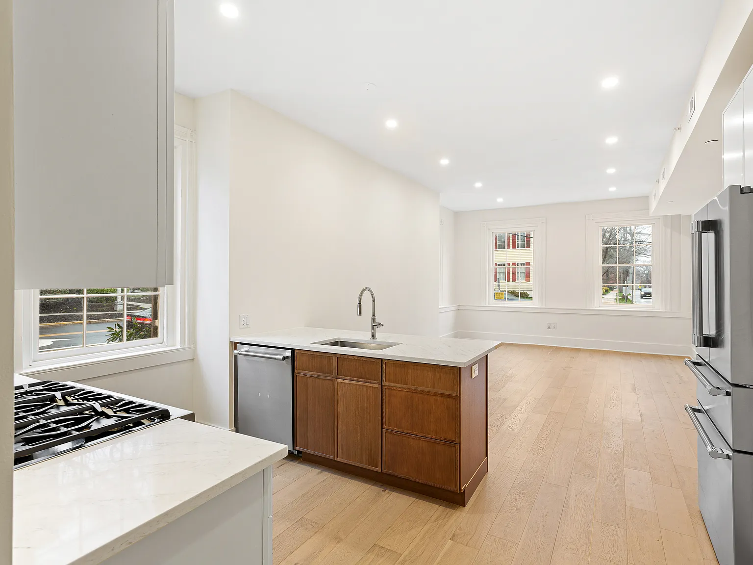 3 bed, 2000 sqft, $5,825 — Photo 3