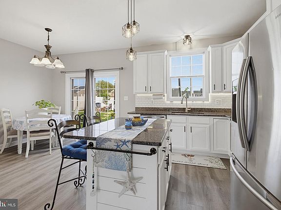 3rd image of 176 Skyview Cir