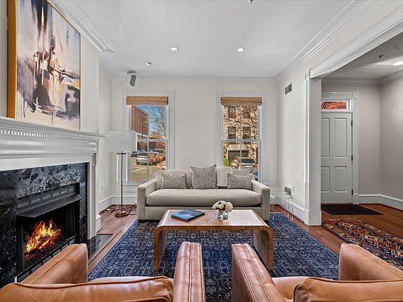 2nd image of 128 Queen St