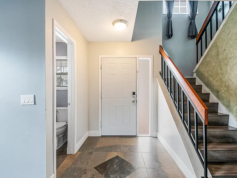 1025 Wentworth Ct — Photo 4