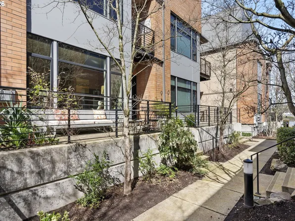 1672 NW Riverscape St, Portland, OR 97209