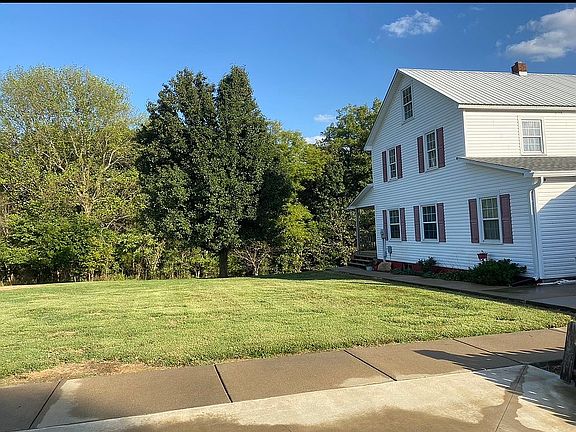 2nd image of 425 Grant Ln