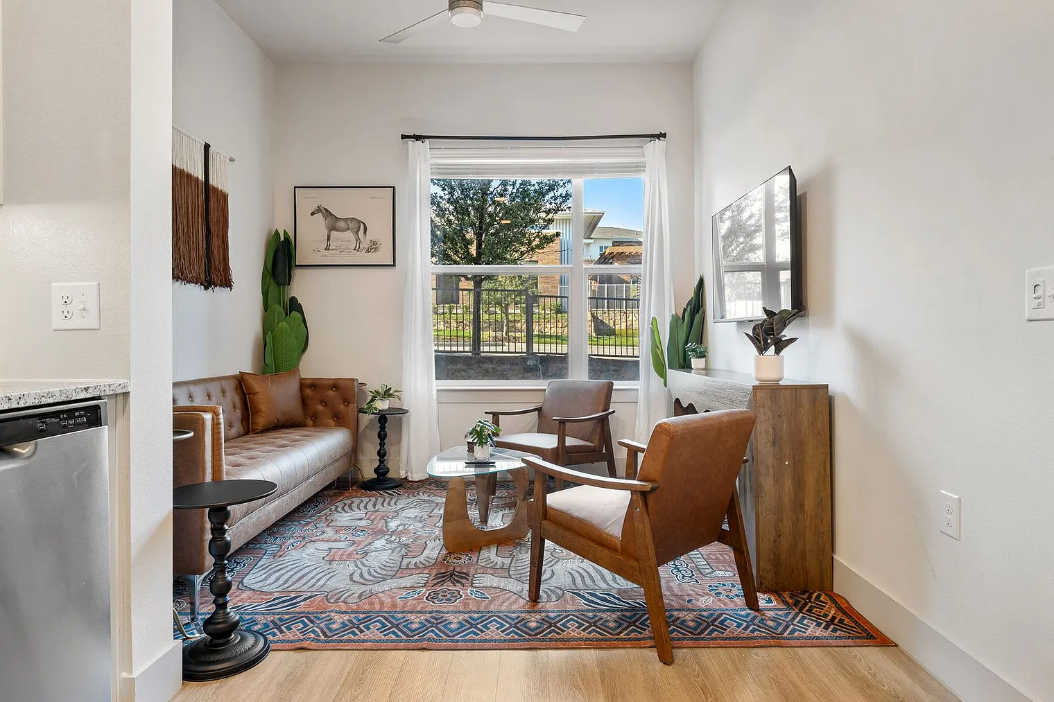 1 bed, 1.0 bath, 570 sqft, $2,970 — Photo 2