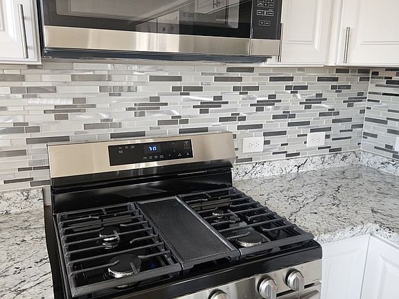 5th image of 527 W Wilson Ave