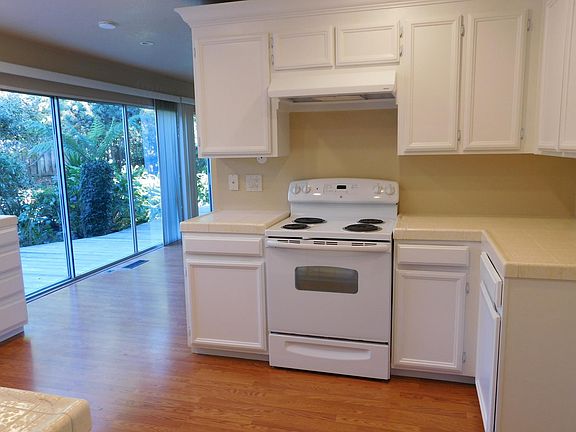 5th image of 613 Marseille Ln