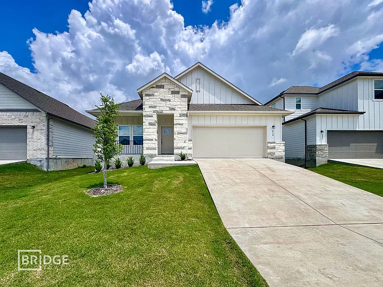 619 Hayfield Ln — Photo 1