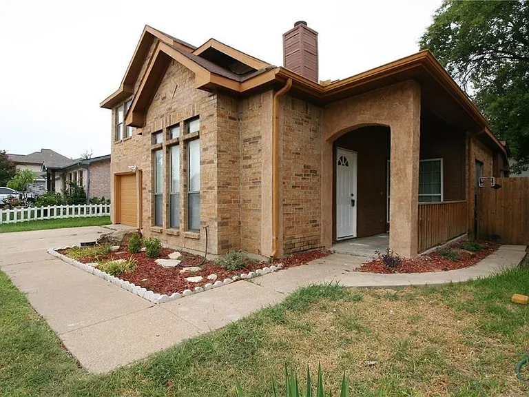 903 Ashmount Ln — Photo 3